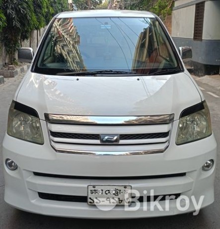 toyota-noah-2003-big-0